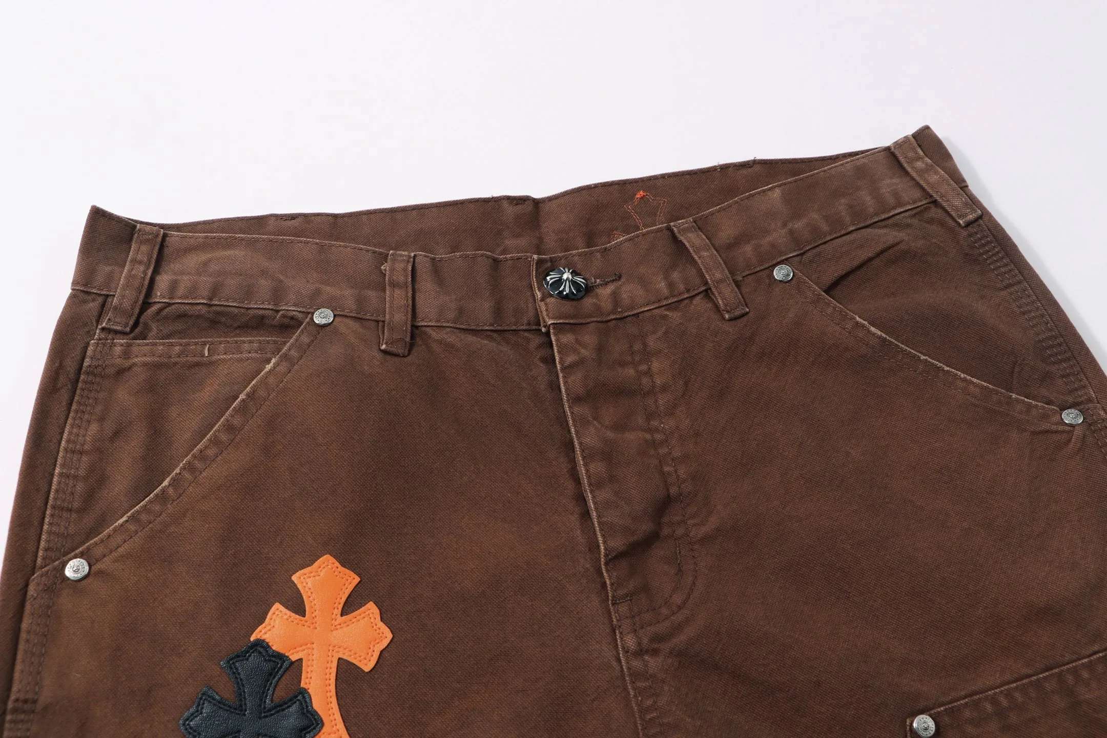 P290 Style No.: H93 Croxin & 𝐂𝐡𝐫𝐨𝐦𝐞 𝐇𝐞𝐚𝐫𝐭 Pingtai SS25 large colored leather denim logging pants. Styles with different washed textures are very friendly to people with thin legs. The slightly flared version perfectly modifies the leg shape. The timeless and moderate length makes it easy to match and match. It is the basis for various styles and is a must-have in your wardrobe! The fabric is stiff but also makes the upper body soft without losing texture. The washing process is even more perfect. It is a must-have item for everyone! ! !  Color: primary color Size: 28-30-32-34-36